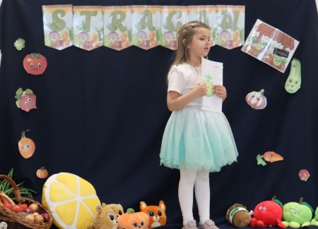 Inscenizacja wiersza Jana Brzechwy ''Na straganie'' w klasie 0A