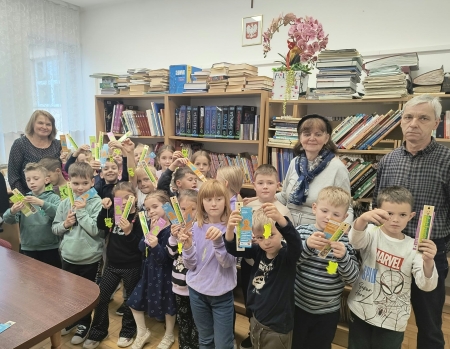 Pasowanie pierwszoklasistów na czytelników biblioteki szkolnej.